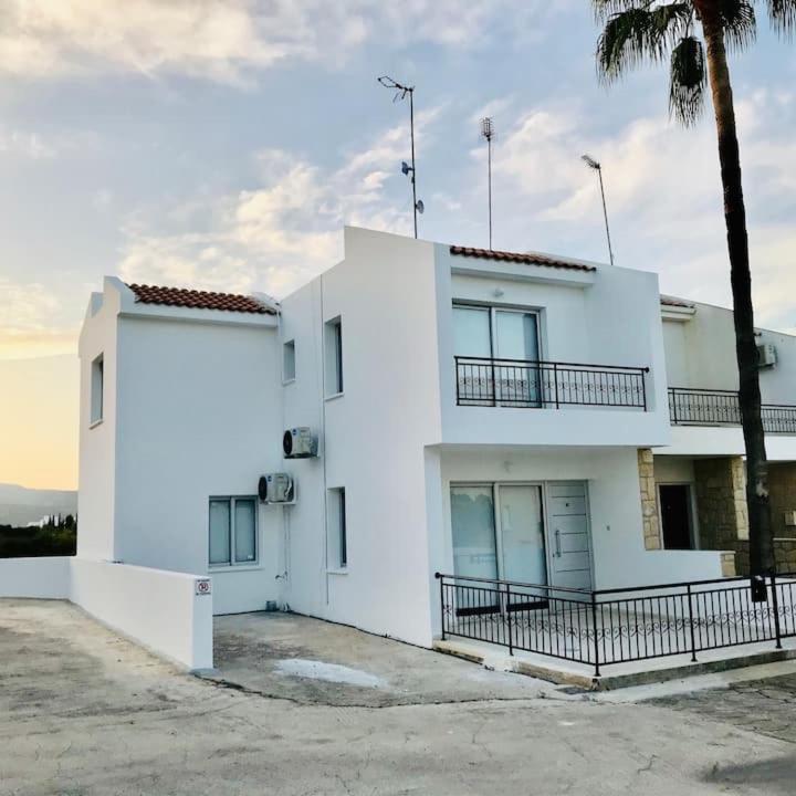 El Sueno Apartment Lachi Bagian luar foto