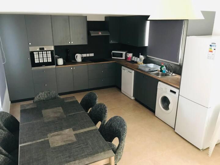 El Sueno Apartment Lachi Bagian luar foto